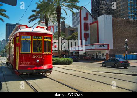 Il Canal Streetcar passa accanto al Joy Theater di New Orleans Foto Stock