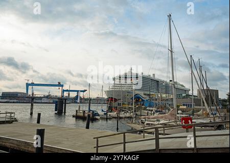 marina presso la nave da crociera Kiel Fjordwith Aida Foto Stock