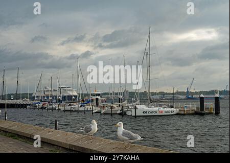 Giornata grigia al porto di Kiel Foto Stock