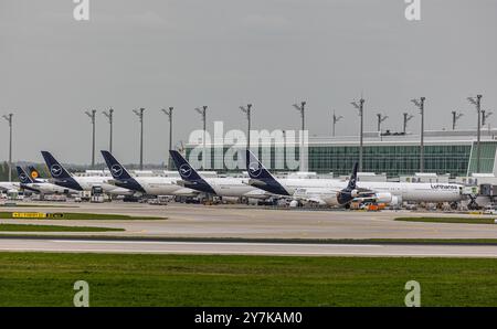 Monaco, Germania, 9 aprile 2024: Gli aeromobili Airbus A350 della Lufthansa sono parcheggiati presso il terminal dell'aeroporto di Monaco. (Foto di Andreas Haas/dieBildmanufaktur) Foto Stock