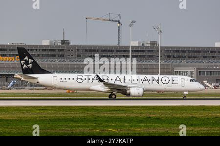 Monaco di Baviera, Germania, 8 aprile 2024: Un Embraer 190AR da Air Dolomiti taxi alla pista dell'aeroporto di Monaco. L'aereo porta la livrea Star Alliance. Rif Foto Stock