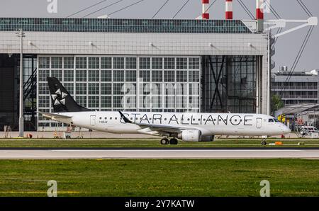 Monaco di Baviera, Germania, 8 aprile 2024: Un Embraer 190AR da Air Dolomiti taxi alla pista dell'aeroporto di Monaco. L'aereo porta la livrea Star Alliance. Rif Foto Stock