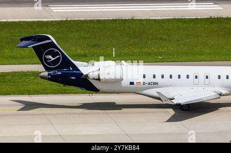 Zurigo, Svizzera, 4 maggio 2024: Un taxi Lufthansa Cityline Mitsubishi CRJ-900LR per la pista dell'aeroporto di Zurigo. Registrazione D-ACNH. (Foto di e. Foto Stock