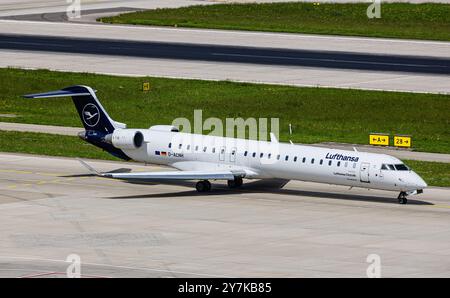 Zurigo, Svizzera, 4 maggio 2024: Un taxi Lufthansa Cityline Mitsubishi CRJ-900LR per la pista dell'aeroporto di Zurigo. Registrazione D-ACNH. (Foto di e. Foto Stock