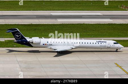 Zurigo, Svizzera, 4 maggio 2024: Un taxi Lufthansa Cityline Mitsubishi CRJ-900LR per la pista dell'aeroporto di Zurigo. Registrazione D-ACNH. (Foto di e. Foto Stock