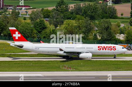 Zurigo, Svizzera, 4 maggio 2024: Un Airbus A330-343X da Swiss International Airlines taxi alla pista dell'aeroporto di Zurigo. Registrazione HB-JHF. ( Foto Stock