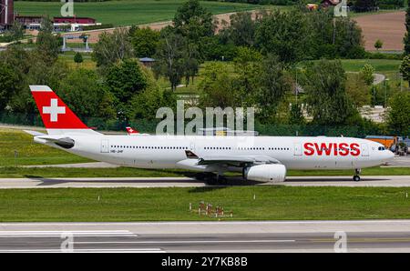 Zurigo, Svizzera, 4 maggio 2024: Un Airbus A330-343X da Swiss International Airlines taxi alla pista dell'aeroporto di Zurigo. Registrazione HB-JHF. ( Foto Stock