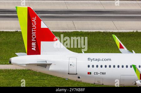 Zurigo, Svizzera, 4 maggio 2024: La pinna di coda di un Airbus A320-214 di TAP Air Portugal. Registrazione CS-TNV. (Foto di Andreas Haas/dieBildmanufa Foto Stock