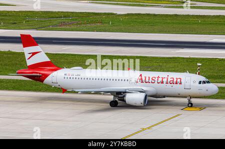 Zurigo, Svizzera, 4 maggio 2024: Un Airbus A320-214 dell'Austrian Airlines arriva in taxi alla pista dell'aeroporto di Zurigo. Registrazione OE-LBM. (Foto di Andreas Foto Stock