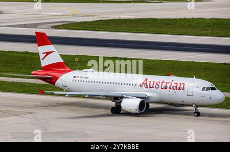 Zurigo, Svizzera, 4 maggio 2024: Un Airbus A320-214 dell'Austrian Airlines arriva in taxi alla pista dell'aeroporto di Zurigo. Registrazione OE-LBM. (Foto di Andreas Foto Stock