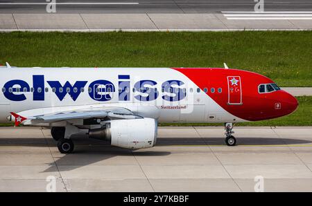 Zurigo, Svizzera, 4 maggio 2024: Un Airbus A320-214 da Edelweiss Air taxi alla pista dell'aeroporto di Zurigo. Registrazione HB-JJM. (Foto di Andreas Foto Stock