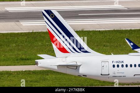 Zurigo, Svizzera, 4 maggio 2024: Pinna di coda di un Airbus A220-371 di Air France. Registrazione F-HZUK. (Foto di Andreas Haas/dieBildmanufaktur) Foto Stock