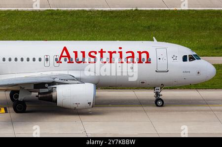 Zurigo, Svizzera, 4 maggio 2024: Un Airbus A320-214 dell'Austrian Airlines arriva in taxi alla pista dell'aeroporto di Zurigo. Registrazione OE-LBM. (Foto di Andreas Foto Stock