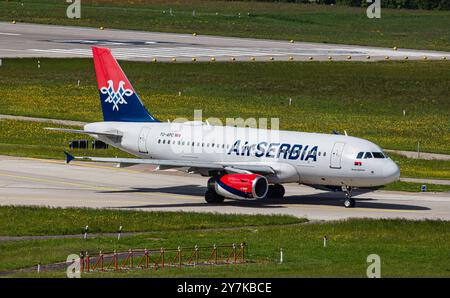 Zurigo, Svizzera, 4 maggio 2024: Un Airbus A319-131 da Air Serbia taxi alla pista dell'aeroporto di Zurigo. Registrazione YU-APC. (Foto di Andreas ha Foto Stock