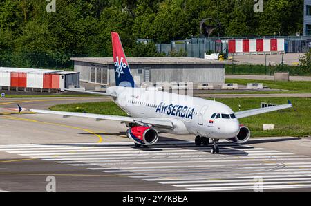 Zurigo, Svizzera, 4 maggio 2024: Un Airbus A319-131 da Air Serbia taxi alla pista dell'aeroporto di Zurigo. Registrazione YU-APC. (Foto di Andreas ha Foto Stock