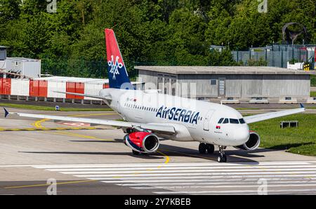 Zurigo, Svizzera, 4 maggio 2024: Un Airbus A319-131 da Air Serbia taxi alla pista dell'aeroporto di Zurigo. Registrazione YU-APC. (Foto di Andreas ha Foto Stock