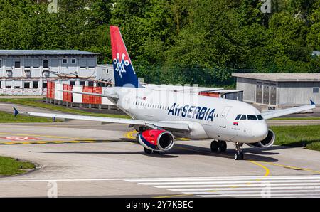 Zurigo, Svizzera, 4 maggio 2024: Un Airbus A319-131 da Air Serbia taxi alla pista dell'aeroporto di Zurigo. Registrazione YU-APC. (Foto di Andreas ha Foto Stock