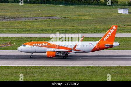 Zurigo, Svizzera, 5 maggio 2024: Un Airbus A320-214 easyJet decolla dalla pista dell'aeroporto di Zurigo. Registrazione OE-IVV. (Foto di Andreas Haas Foto Stock