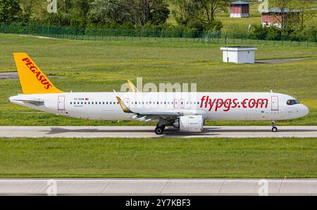 Zurigo, Svizzera, 5 maggio 2024: Un Airbus A321-251NX (Airbus A321neo) dai taxi Pegasus Airlines alla pista dell'aeroporto di Zurigo. Registrazione TC- Foto Stock