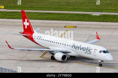 Zurigo, Svizzera, 5 maggio 2024: Taxi Helvetic Airways Embraer 190LR allo stand dopo l'atterraggio all'aeroporto di Zurigo. Registrazione HB-JVN. (Foto di Foto Stock