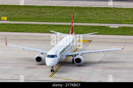 Zurigo, Svizzera, 5 maggio 2024: Taxi Helvetic Airways Embraer 190LR allo stand dopo l'atterraggio all'aeroporto di Zurigo. Registrazione HB-JVN. (Foto di Foto Stock