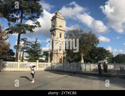 ISTANBUL, TURCHIA - 20 SETTEMBRE: Turista di fronte alla Torre dell'orologio del Palazzo Dolmabahce il 20 settembre 2024 a Istanbul, Turchia. Foto Stock