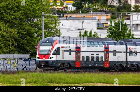 Bassersdorf, Svizzera, 4 maggio 2024: Un Regio Dosto FFS (FFS Rabe 511) attraversa la stazione di Bassersdorf sulla linea Winterthur-Zurigo. (Foto b Foto Stock