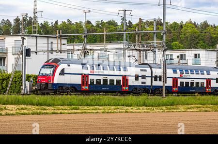 Bassersdorf, Svizzera, 4 maggio 2024: Una linea S-Bahn S24 di Zurigo arriva alla stazione di Bassersdorf. (Foto di Jonas Philippe/dieBildmanufaktur) Foto Stock