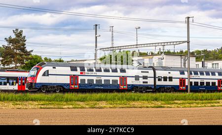 Bassersdorf, Svizzera, 4 maggio 2024: Una linea S-Bahn S24 di Zurigo arriva alla stazione di Bassersdorf. (Foto di Jonas Philippe/dieBildmanufaktur) Foto Stock