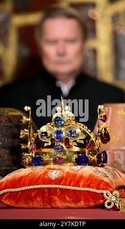 Praga, Repubblica Ceca. 30 settembre 2024. Sette proprietari di chiavi hanno chiuso la camera della Corona nella Cattedrale di San Vito, dove sono stati collocati i gioielli dell'incoronazione dopo la mostra intitolata Mysterious Force of Stones, a Praga, nella Repubblica Ceca, il 30 settembre 2024. Sulla foto c'è la Corona di San Venceslao. Crediti: Roman Vondrous/CTK Photo/Alamy Live News Foto Stock