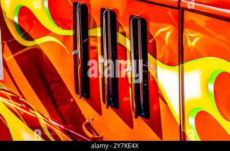 Splendida foto ravvicinata delle bocchette di ventilazione del motore sul lato del coperchio del motore ribaltabile su una classica automobile d'epoca hot Rod. Bel design con fiamme. Foto Stock