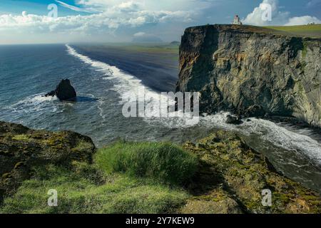 Surf senza riposo, scogliere basaltiche del mare, Dyrholaey, Islanda Foto Stock