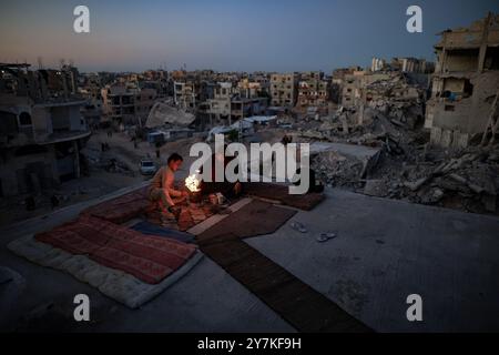 Gaza, Gaza, Palestina. 30 settembre 2024. Vita quotidiana nella città di Khan Yunis, a sud della Striscia di Gaza, il 30 settembre 2024. (Credit Image: © Saher Alghorra/ZUMA Press Wire) SOLO PER USO EDITORIALE! Non per USO commerciale! Foto Stock