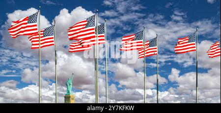 American Flags Over Liberty State Park, Statua della libertà del New Jersey Foto Stock