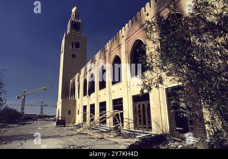 Prima guerra del Golfo: 8 marzo 1991 il Palazzo Seif, incantato dal fuoco, e la sua iconica torre di guardia, casa dell'emiro a Kuwait City. Foto Stock