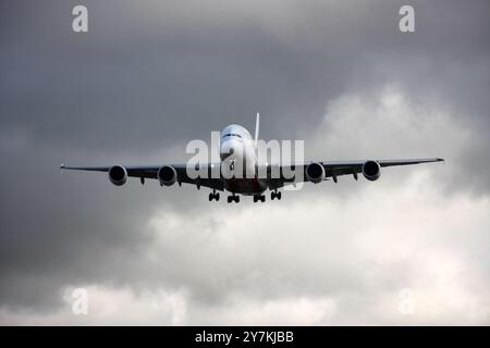 Un Airbus A380 di Emirates si avvicina all'aeroporto di Gatwick Foto Stock