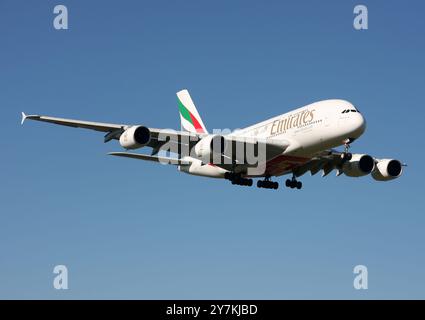 Un Airbus A380 di Emirates si avvicina all'aeroporto di Gatwick Foto Stock
