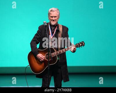 Austin Texas USA, 22 febbraio 2017: Il cantautore e attore texano KRIS KRISTOFFERSON si esibisce ai Texas Medal of Arts Awards alla University of Texas Bass Concert Hall. Kristofferson morì all'età di 88 anni alle Hawaii il 28 settembre 2024. ©Bob Daemmrich Foto Stock