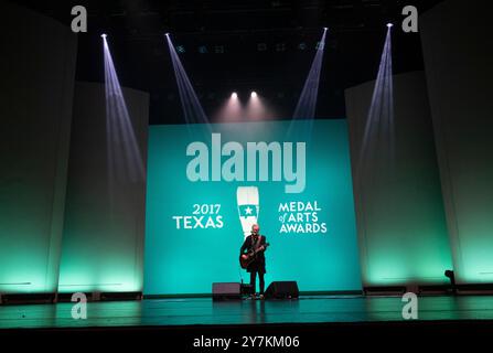 Austin, Texas, Stati Uniti. 22 febbraio 2017. Il cantautore e attore texano KRIS KRISTOFFERSON si esibisce al Texas Medal of Arts Awards 2017 presso la Bass Concert Hall dell'UT il 22 febbraio 2017. Kristofferson, che passò all'inizio della carriera militare per cantare, scrivere canzoni ed esibirsi, morì a 88 anni alle Hawaii il 28 settembre 2024. (Credit Image: © Bob Daemmrich/ZUMA Press Wire) SOLO PER USO EDITORIALE! Non per USO commerciale! Foto Stock