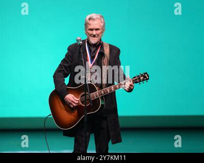 Austin, Texas, Stati Uniti. 22 febbraio 2017. Il cantautore e attore texano KRIS KRISTOFFERSON si esibisce al Texas Medal of Arts Awards 2017 presso la Bass Concert Hall dell'UT il 22 febbraio 2017. Kristofferson, che passò all'inizio della carriera militare per cantare, scrivere canzoni ed esibirsi, morì a 88 anni alle Hawaii il 28 settembre 2024. (Credit Image: © Bob Daemmrich/ZUMA Press Wire) SOLO PER USO EDITORIALE! Non per USO commerciale! Foto Stock
