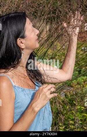 Abbracciare la mezza età, una donna matura che gode della natura, sperimentando saggezza e vitalità durante gli anni della menopausa, concetto di maturità Foto Stock