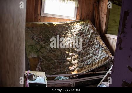 Vecchio materasso riposto all'interno dell'ingresso della cabina abbandonata fatiscente di Pouch Cove, Terranova & Labrador, Canada Foto Stock