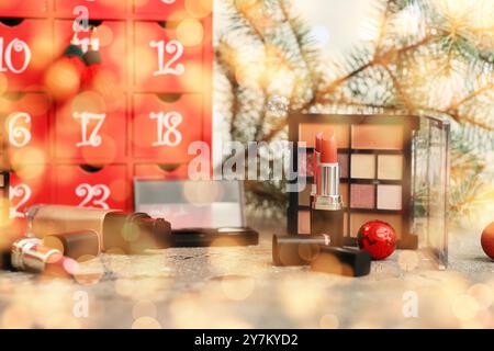 Cosmetici decorativi con calendario dell'Avvento di Natale in tavola Foto Stock