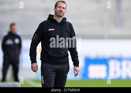 3) Liga - SV Wehen Wiesbaden - VfL Osnabrück AM 28.09.2024 in der BRITA-Arena a Wiesbaden Trainer Pit Reimers (Osnabrueck) foto: Osnapix Foto Stock