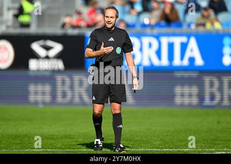 3) Liga - SV Wehen Wiesbaden - VfL Osnabrück am 28.09.2024 in der BRITA-Arena a Wiesbaden Schiedsrichter Alt, Patrick foto: Osnapix Foto Stock