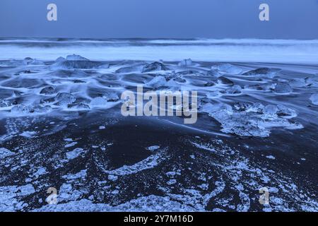 Banchi di ghiaccio, spiaggia, mare, onde, nuvoloso, Snow, Diamond Beach, Breidamerkursandur, Joekulsarlon, Islanda, Europa Foto Stock