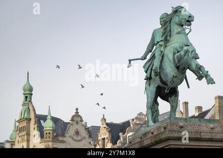 Monumento, scultura in bronzo, statua equestre di Absalon di Lund, vescovo di Roskilde, di Vilhelm Bissen, Hojbro Plads, Copenaghen, Danimarca, Europa Foto Stock