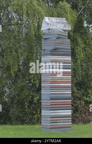 Una pila di sculture di libri in pietra, una pila, libri impilati, alti, uno sopra l'altro, parco di sculture in pietra, Ebernburg, Bad Muenster am Stein-Ebern Foto Stock