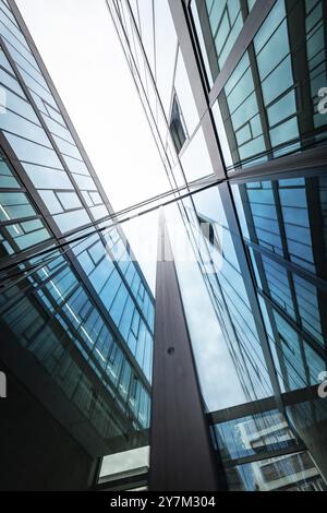 Moderni edifici in vetro a specchio si innalzano nel cielo e riflettono il blu e le nuvole, Università di Stoccarda, Germania, Europa Foto Stock