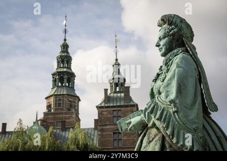 Statua in bronzo della regina Carolina Amalia di Christien Gottlieb Vilhelm Bissen, Palazzo Rosenborg, Palazzo reale e Museo del XVII secolo, Kongens Foto Stock